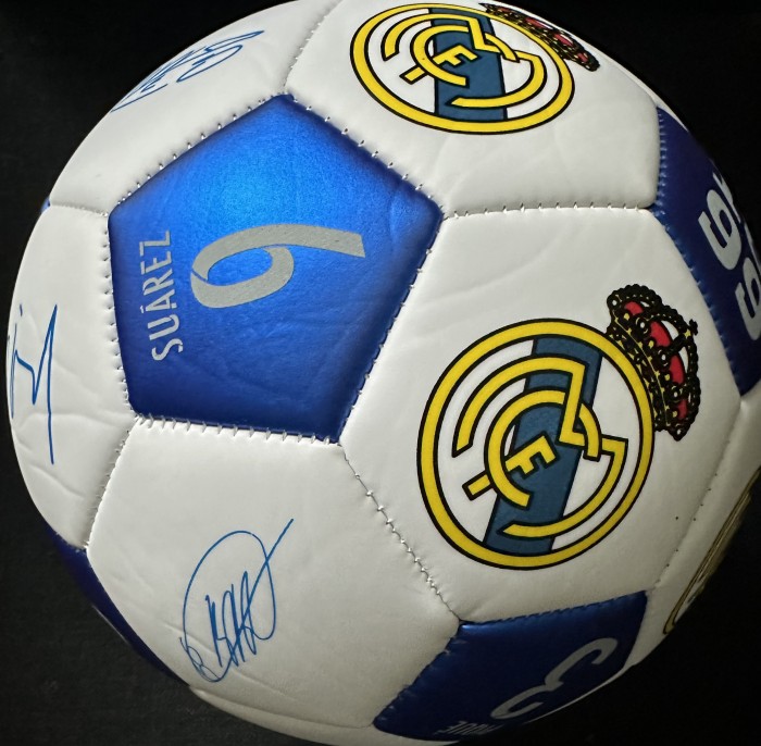 Piłka Realu Madryt z nazwiskami piłkarzy Barcelony!